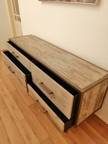 Nová prosklená vitrína z recyklovaného dřeva - 8