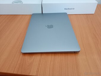 Macbook Air 13 palců M1 chip 8 GB RAM 256 SSD 200 cyklů - 8