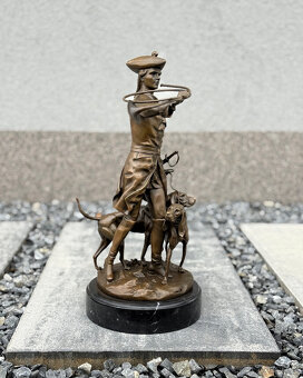 Bronzová socha Lovec s dvěma psy luxusní lovecká dekorace - 8