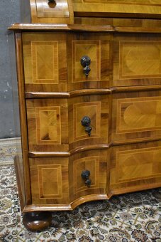 Masivní sekretář - 8