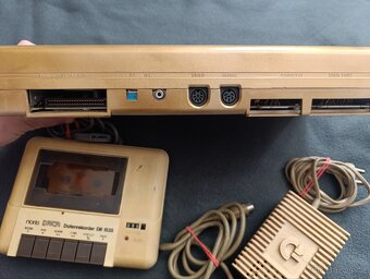 PC Commodore C64 + příslušenství - 8