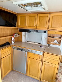 Knaus Azur 495 s moverem, solárem a předstanem - 8