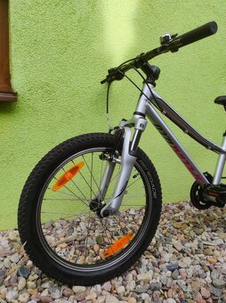Značkové dětské kolo Specialized 20" (stříbrná) - 8