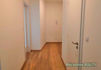Pronájem bytu 2+kk s velkou terasou /37m2/ a zahradou /70m2/ - 8