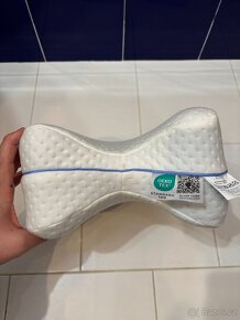 Anatomický polštář Dreamolino pro odpočinek nohou i kolen - 8
