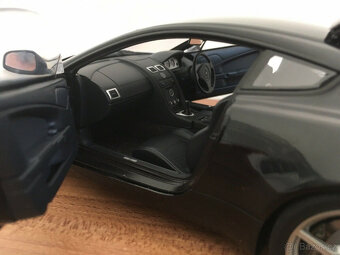 1:18 Rarita Aston Martin V8 Vantage od AutoArt - 8