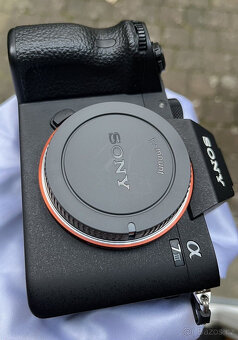 Skvělý Sony Alpha 7 III včetně zoom objektivu FE 24-105 mm F - 8