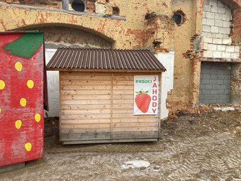 PProdej stánků – červené „jahodové“ stánky a dřevěný stánek - 8