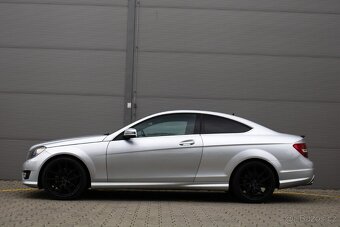 Krásný Mercedes-Benz C 250 Coupé s benzínovým motorem - 8