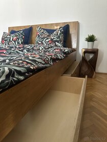 nabízím k prodeji masivní dřevěnou postel - 8