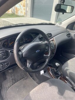 Ford Focus 1.8 16V GHIA - 8