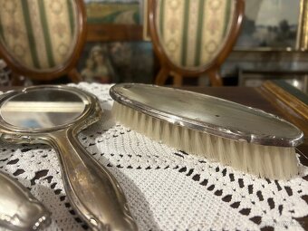 Elegantní vintage toaletní souprava – zrcadlo a kartáče - 8