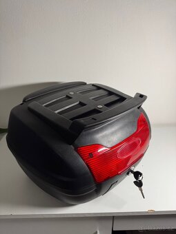 Univerzální motocyklový kufr s plotnou + 2 klíče - 8