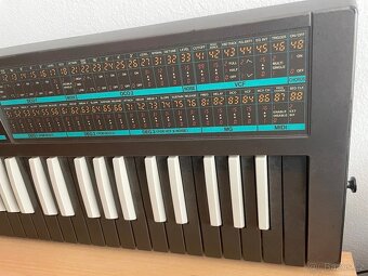 Prodám KORG POLY 800 - legendární analogový syntetizátor - 8