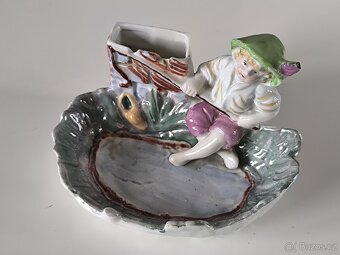 Starožitná porcelánová soška - Chlapec u rybníka - 8