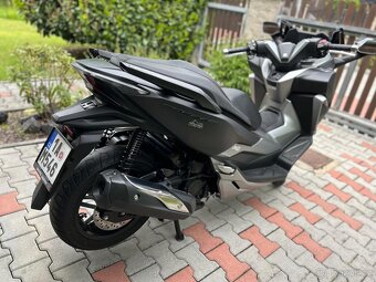 Skútr Honda Forza 300 malý nájezdTOP STAV - 8