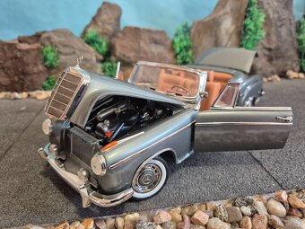 Prodám model 1:18 Mercedes Benz 220SE cabrio - 8