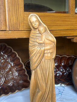 Dřevěná soška Panny Marie s Ježíškem – ruční řezba, 34 cm - 8