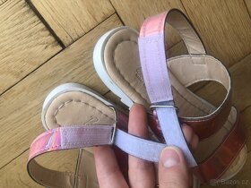 Růžové dívčí lesklé sandálky Barbie (32) - 8