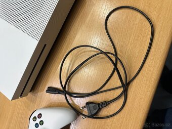 Xbox One S 500 GB + 2 ovladače + 2 hry - 8
