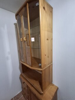 Masivní dvoudílná skříň- vitrína - 8