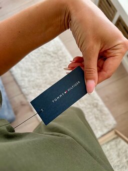 TOMMY HILFIGER KHAKI ŠATY S LÍMEČKEM - 8