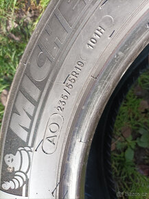 2 zimní pneumatiky Michelin 235/55/19 6mm - 8