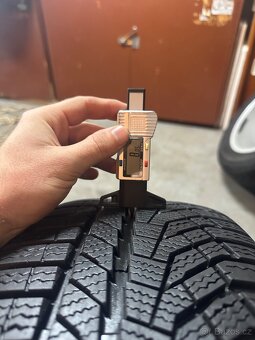 ALU Kola ŠKODA 5x112 R17 ZEUS Zánovní Zimní Pneu 215/55/17 - 8