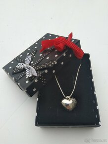 KRÁSNÝ DÁREK - Dámský řetízek se 4 různými přívěsky - 8