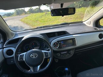 Toyota Yaris 1,5 Hybrid 55 KW r.v. 2012 Automat - 8