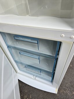 Lednice Elektrolux 60x60 výška 175 cm - 8