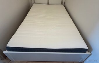SONGESAND postel včetně matrace a roštů - 8