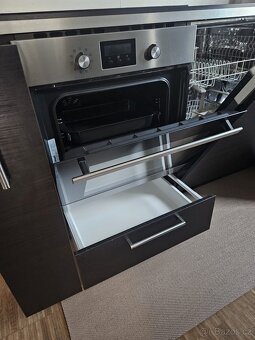 Moderní kuchyňská linka se spotřebiči - 8