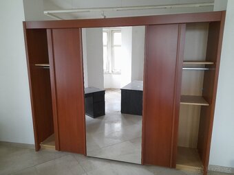 Šatní skříň se zrcadlem a posuvnými dveřmi - 8