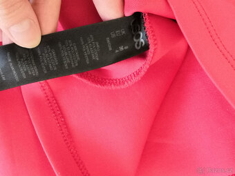 Sexy červené šaty s výstřihem a odhalenými zády - 8