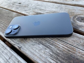Prodám IPhone 15 - 8