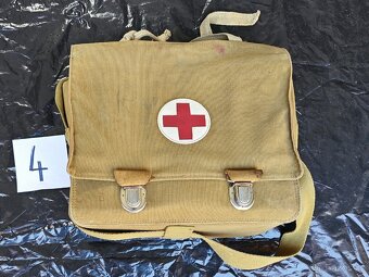 Staré zdravotnické brašny pro trampy 1 - 8