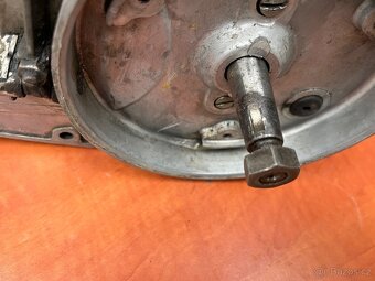 Manet 90 dvoupíst motor a sedlo - 8