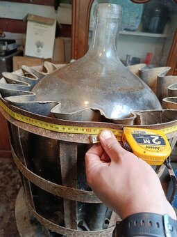 Velký starý demižón 50L v kovovém koši - 8