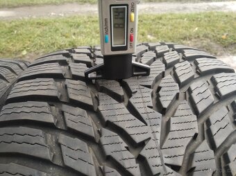 Prodám zánovní zimní pneu Nokian 255/40 R20 - 8