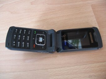 Tlačítkový mobil "véčko" zn. Samsung - 8