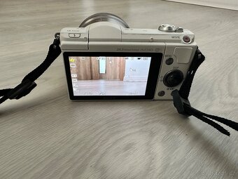 Sony Alpha A5100 (bílý) + 16–50mm objektiv – výborný stav, - 8