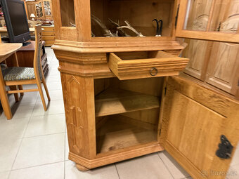 Rohová dubová prosklená vitrina- komplet masív - 8