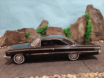 Prodám model 1:18 Ford galaxie 500 XL - 8
