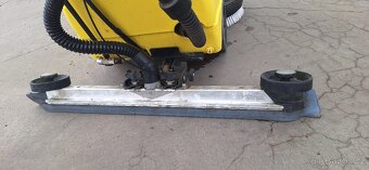 Čistící stroj na podlahy Karcher - 8