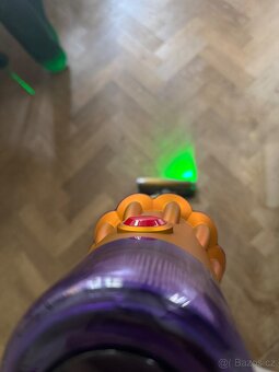 Vysavač Dyson v12 - 8