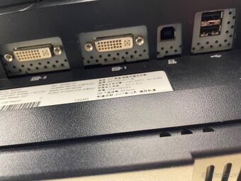 Dva 24” monitory HP LP2465 - 8