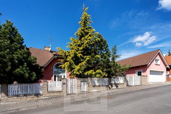 Prostorný rodinný dům 6+kk s bazénem a výhledem na zámecký p - 8