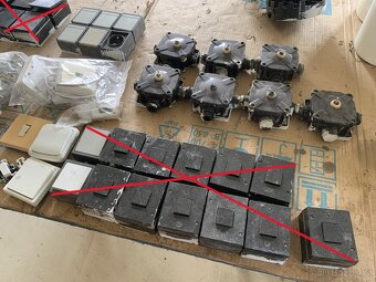 Staré elektro součásti - vypínače, zásuvky, krabičky, světla - 8