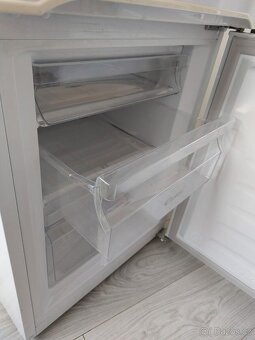 Prodám lednici s mrazákem  A++,  140 cm - 8